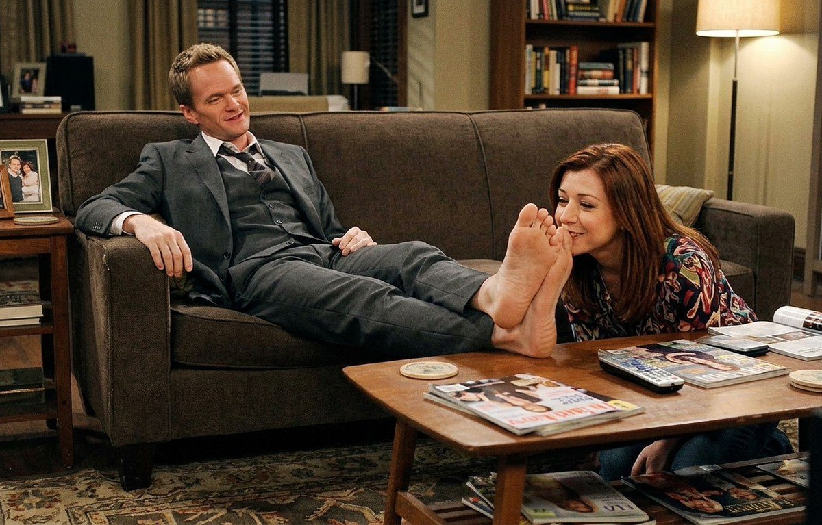 nickifushagain's tweet photo. A scene from the week Lily was horny but not having sex with Marshall where she worshipped Barney's feet

HIMYM 2005 https://t.co/osOH5VtT0D