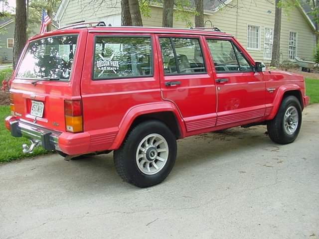 Subw0lfer's tweet photo. I'd like rims like these to put on my car. If anyone knows where a set of them are pls let me know.
Using a pic of my dad's old xj as reference. https://t.co/4kEsikg5uo