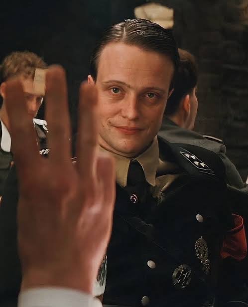 ConcacafID's tweet photo. Ternyata budaya tiga jari yang ada di Inglorious Basterds itu benar adanya. Kudos buat Christopher Nolan.

"Drei gläser!" https://t.co/X6moDolOBZ