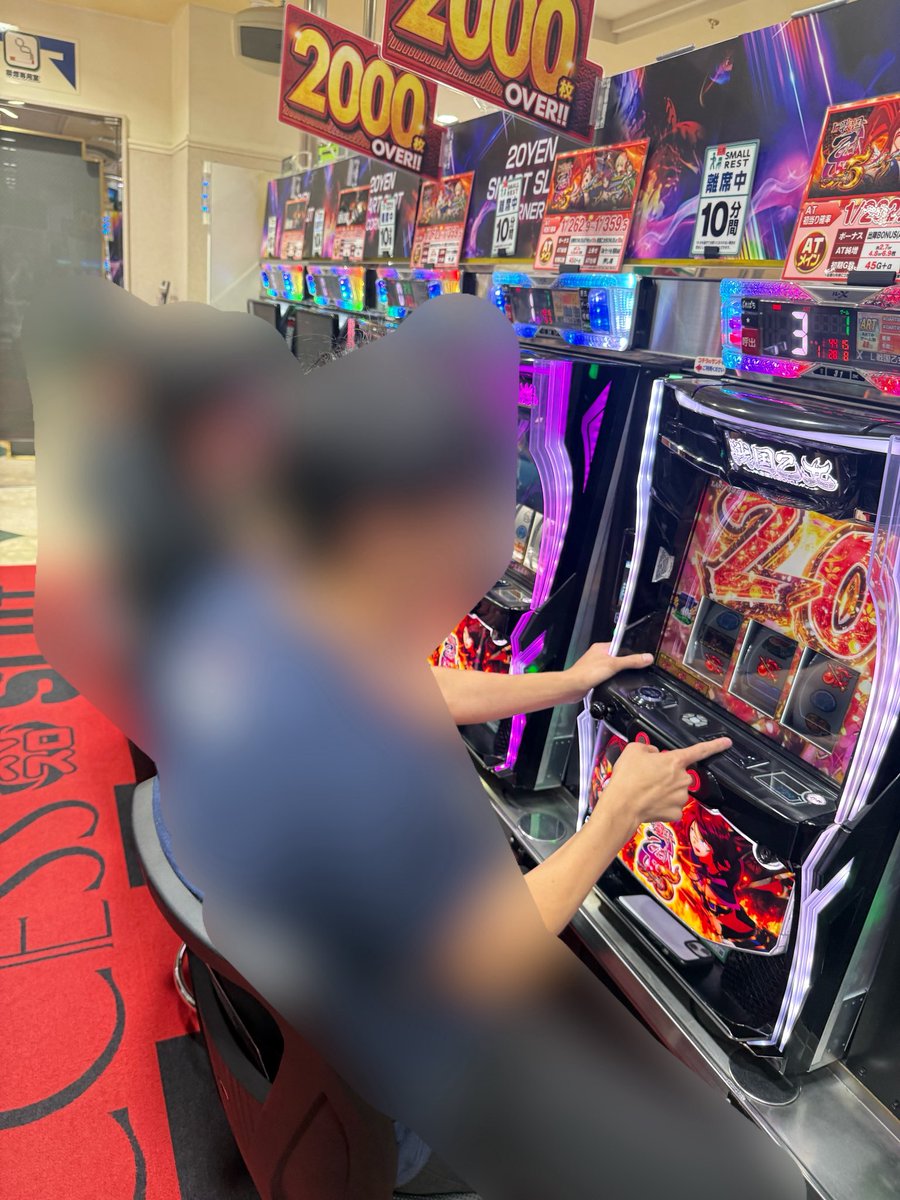 eventnanoka's tweet photo. アクセス川崎店様の朝一☀️

カバネリ海門
東京喰種
ゴッドイーター
GOD
戦国コレクション6
戦国乙女5
モンキーターン
マギレコ
といった2,3台設置機種がほとんど埋まってます😳🈵

1台設置機種も多いのですが
こちらも半分くらい埋まっております！

ちなみにこちらの店舗様、
前日の〇〇枚overの札が刺さりっぱになっていて前日出た台がわかりやすくなってます👀
台選びの参考にできるかも？

私はカバネリからスタート💪
YouTube配信します！📹
朝の失態を取り返す🔥

#PR