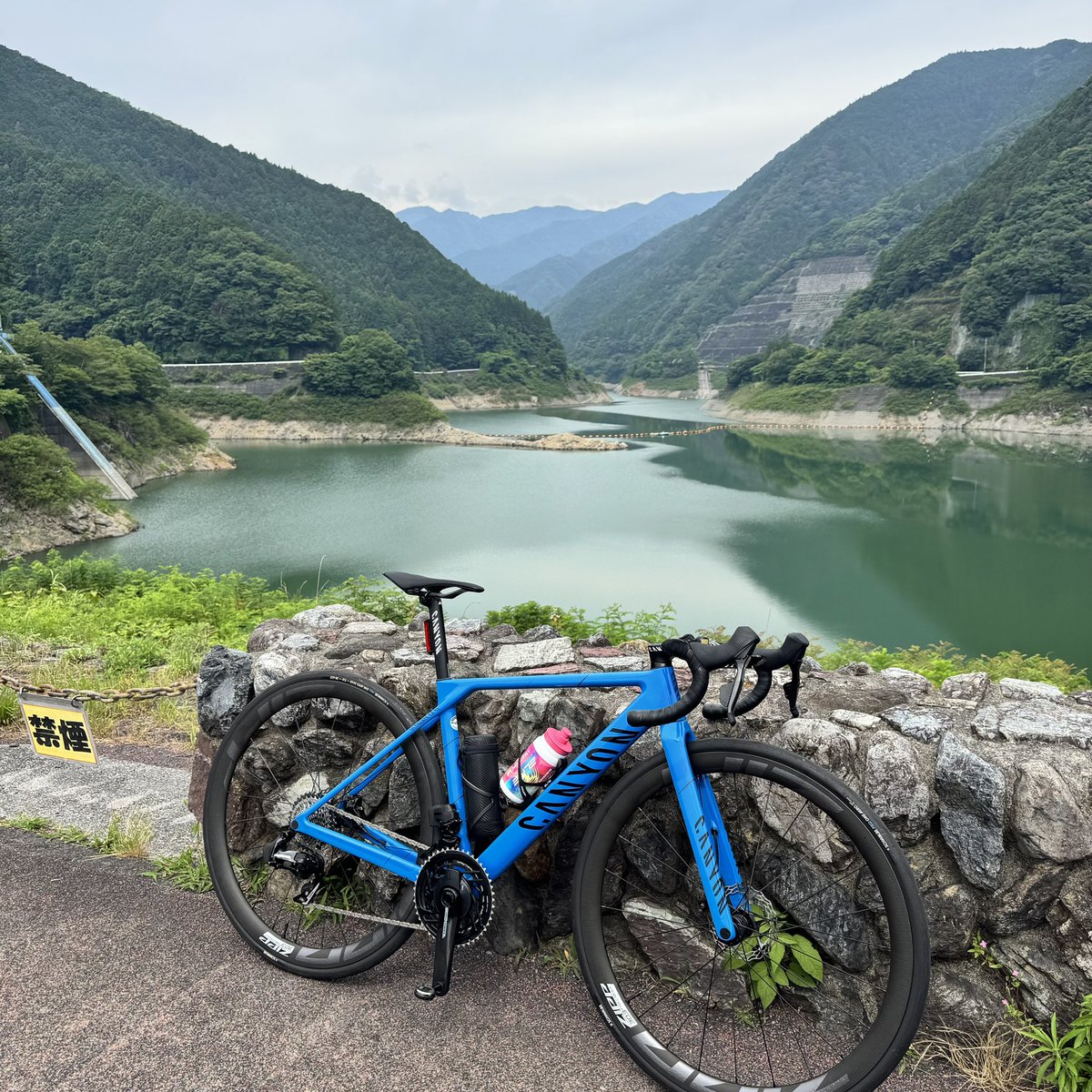 ZZTOP2026's tweet photo. 早起きして🚴‍♂️⚡️
ツーリングの聖地🏍️🛵有間ダム‼️到着
今回こそダムガード貰わないと🪪 https://t.co/RiN3XBSsUc