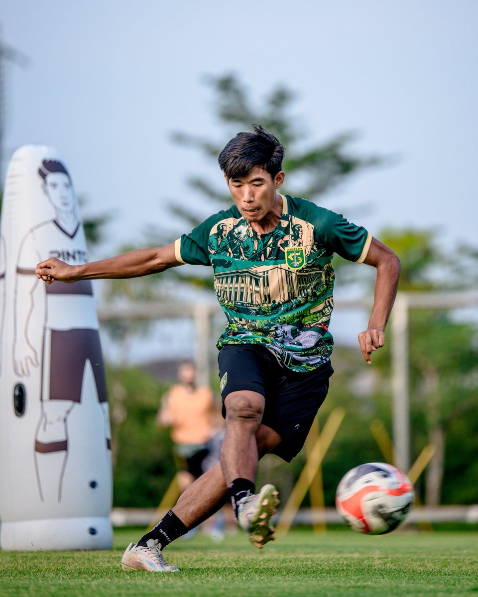 persebayaupdate's tweet photo. Persebaya merekrut bintang muda timnas U-19 Dimas Adi. Rising star kelahiran Parigi Moutong, Sulteng, itu sudah bergabung dalam sesi latihan perdana kemarin.

Bersama Garuda Muda di ASEAN U-19 Boys Championship 2026, Dimas mencetak 2 gol dari 5 penampilan. Sebelumnya ia juga bermain di timnas U-17. Di klub sebelumnya, Dimas mencetak delapan gol dari 15 kali penampilan di Elite Pro Academy U-20.

DImas mendapat kontrak jangka panjang bersama Persebaya. Selamat berjuang dan berproses bersama Green Force Dimas…!

WANI

#Persebaya #Persebayauntuksemua