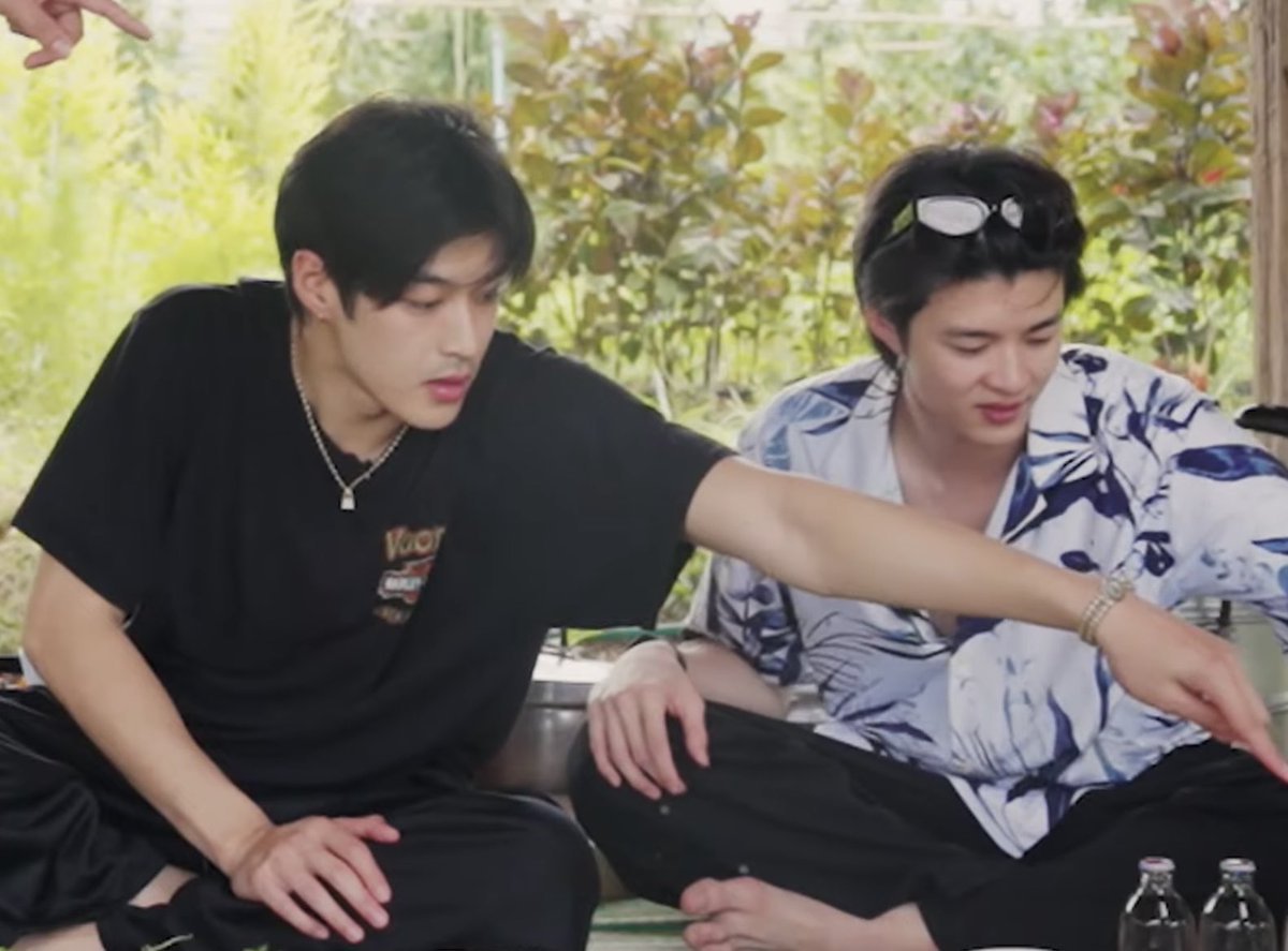 blueedimlight's tweet photo. k : dek ambilin garem
n : yang ini? *ngangkat gula*
k : bukan, yang di wadah kayu
n : yang ini? *ngangkat merica*
k : kamu gak tau bentuk garem?
n : gaada garam yang biasa aku pake
k : *hela nafas* https://t.co/HDbdoP063o