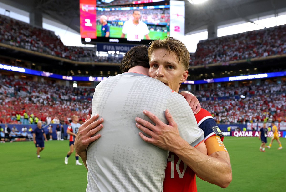 DailyAFC's tweet photo. Declan Rice consoling Martin Ødegaard. ❤️ https://t.co/in8KllM8Dh