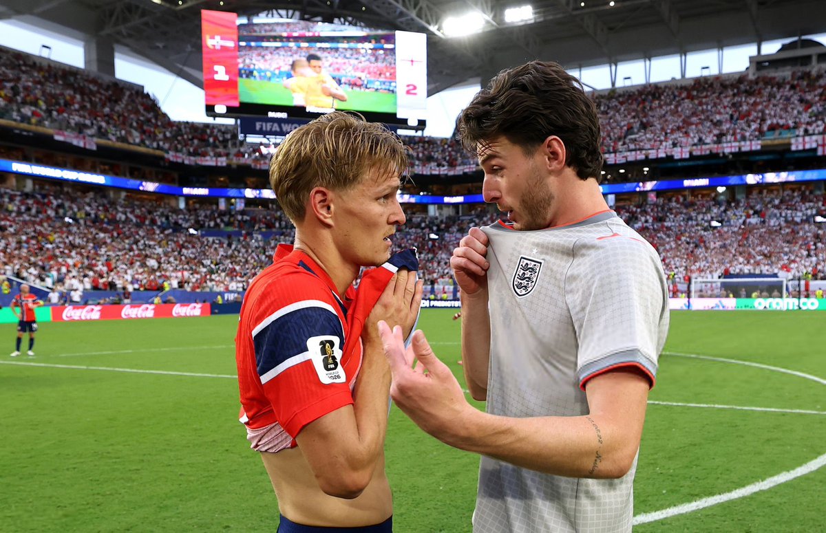 DailyAFC's tweet photo. Declan Rice consoling Martin Ødegaard. ❤️ https://t.co/in8KllM8Dh