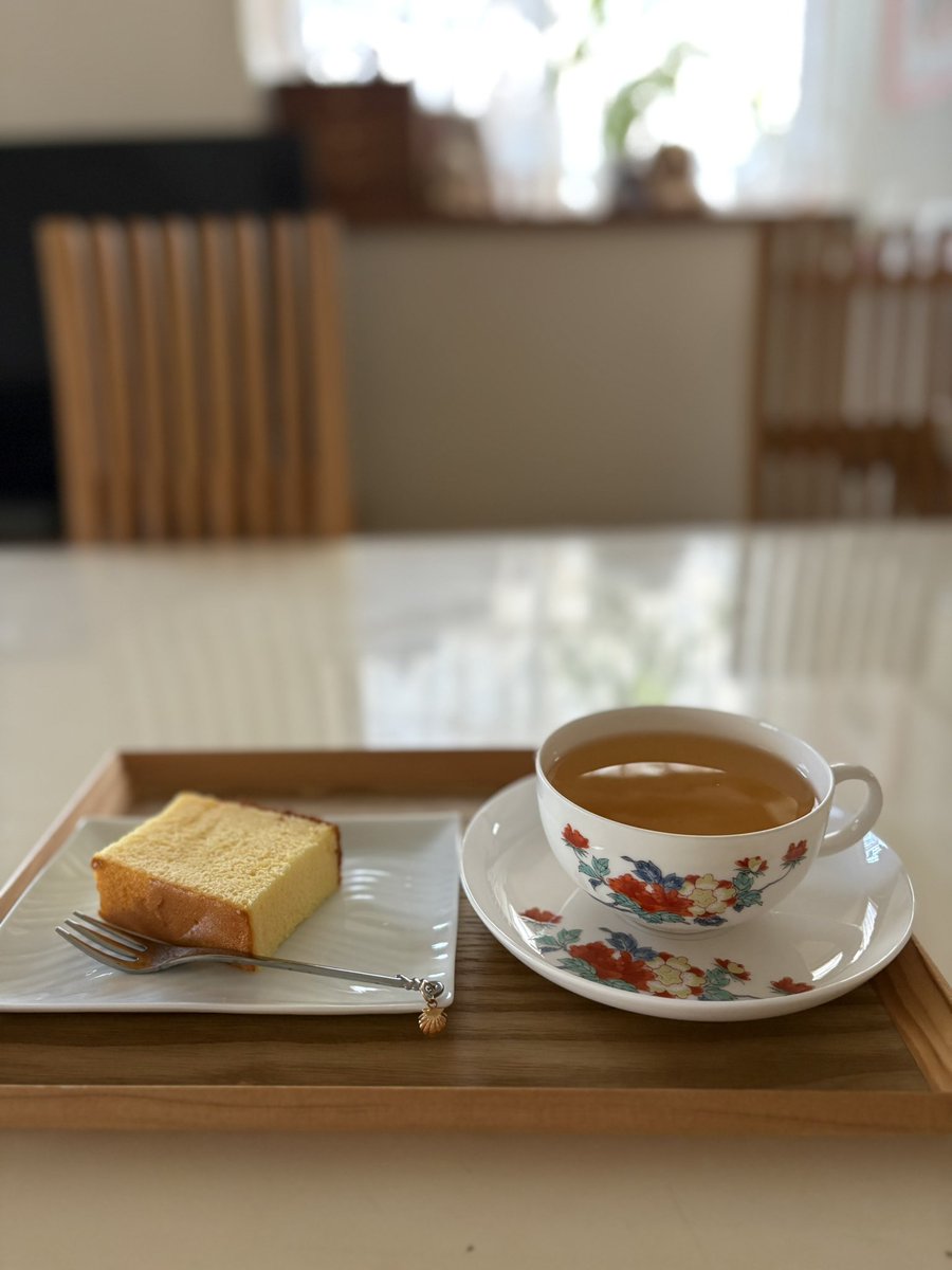 itokikawori's tweet photo. おはようございます☀
朝から蝉が騒がしくて夏が来たのを実感！
もっと寝たかったけど暑くて目も覚めてしまいました、、

ルピシアのグレンバーン茶園の春摘みと、三源庵の京カステラ広島レモン🍋で久しぶりのお茶時間🫖

はぁぁ、やっぱりこの時間が好きです♡
皆様も良い日曜日を😊

#茶好連 https://t.co/BLbkOxbjh0