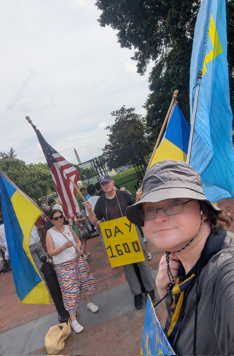 ukrainerallydc's tweet photo. Join us again tomorrow Sunday at H Street and 16th St by Lafayette Park from 3-5pm. Congress returns on Monday. 
Keep calling your members of Congress and tell them to support Ukraine!
#CrimeaIsUkraine 🇺🇸 🇺🇦 https://t.co/8hn6yOm0uG