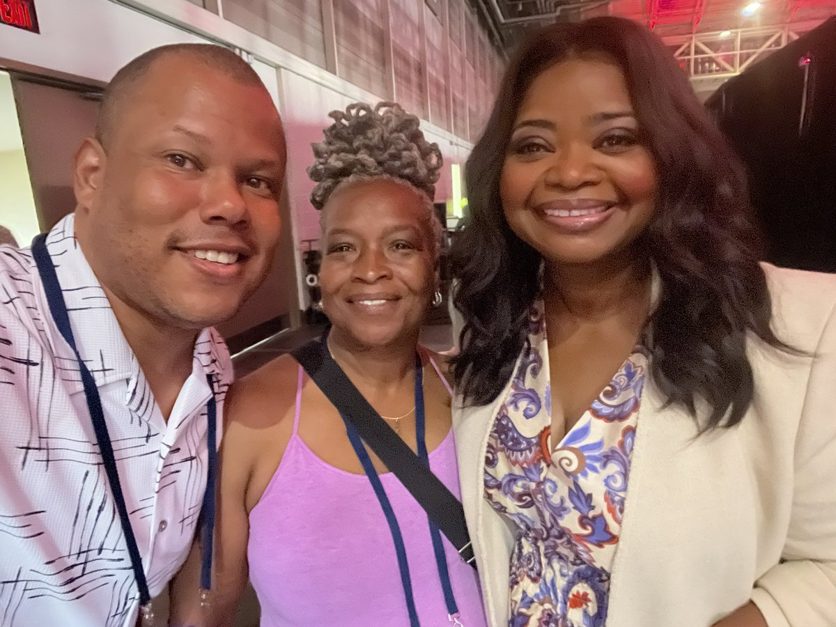 VentonBlandinTV's tweet photo. S/o to #OctaviaSpencer!
This is the second time we’ve been in the same room, but first we were able to talk.
I enjoy her acting. I love she is from Montgomery, AL; went to @AuburnU.
#TheHelp was needed. My finger struggled to press the phone’s button. Her team took the pic. 🤗 https://t.co/5VHmEdOSgZ