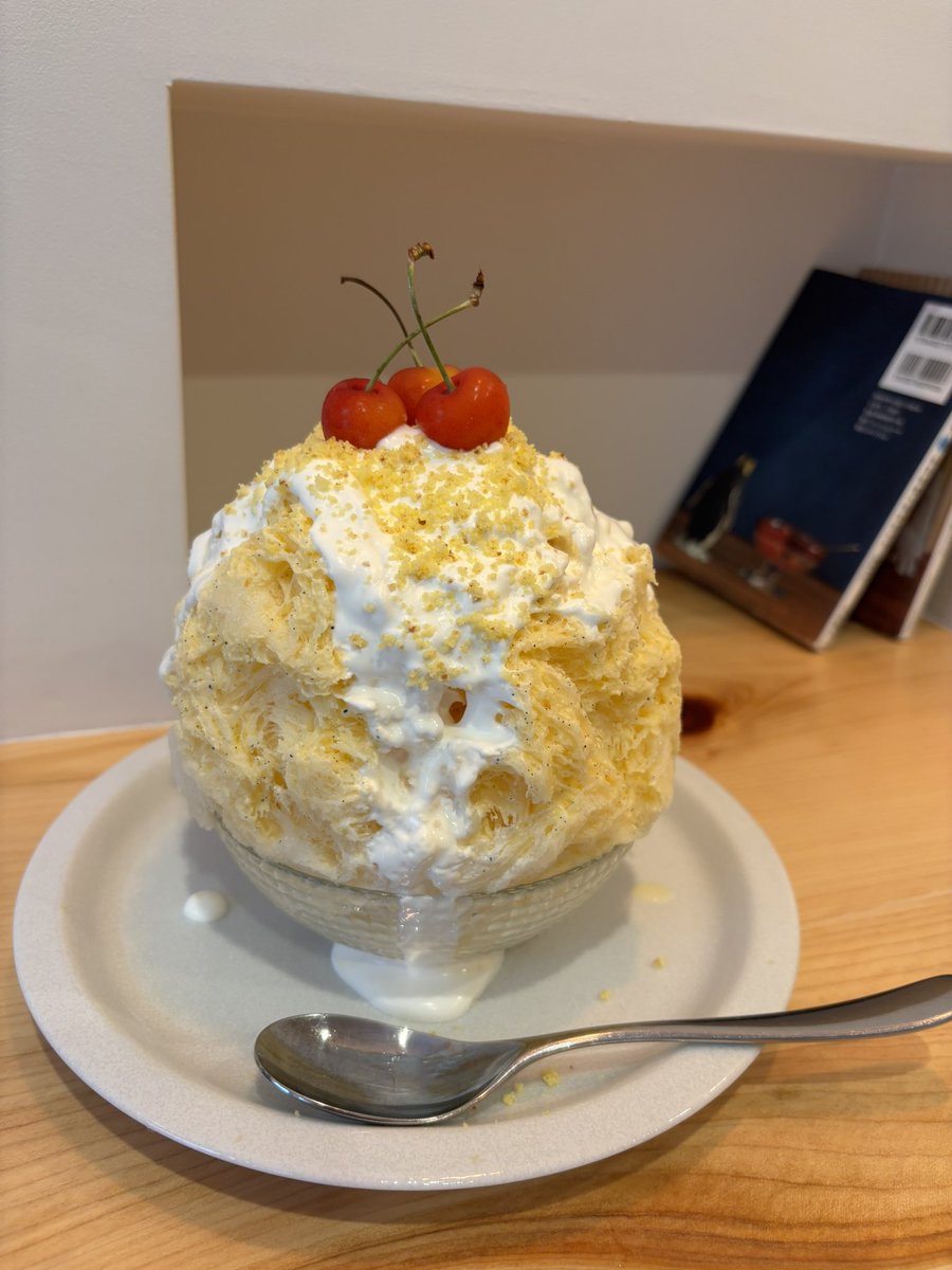 asuka0244's tweet photo. この夏は美味しいかき氷を食べまくっている。こちらはこおりんぼうの「さくらんぼショートケーキ」🍒中にもさくらんぼが入っててさくらんぼのソースとかグラハムビスケットとか、とにかく美味しかった。
#こおりんぼう https://t.co/GTndC0F0cL