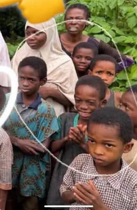 Kene_Nnewi's tweet photo. Those Oyo kidnappers are the kindest and most hospitable kidnappers I've ever heard of.
For 56 days in the thick forest, under rain and shine, they still treated their victims with kindness.

The kidnappers replaced the school uniforms they were kidnapped in with nice clothes, fed them well,  found time to barb their hair and give them combs and even provided clean water for the victims to wash their hijabs and clothes regularly.
Imagine not changing or washing your clothes in the bush for 56 days and not barbing or combing your hair, how you will look.

Kudos to the security forces who rescued the children and their teachers. 

We thank the kidnappers for not treating the victims bad...