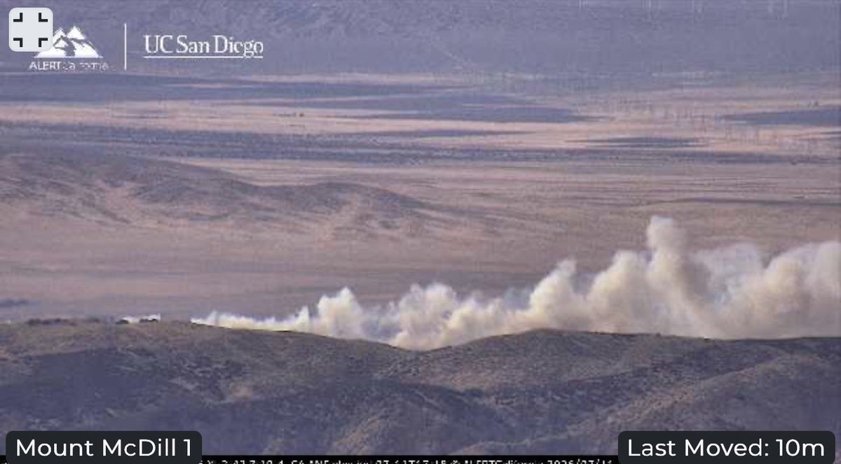 LAFireAlerts's tweet photo. #Fairmont. 2nd alarm brush fire. #JunoFire. Fire is approaching a structure. Forming a structure defense task group. https://t.co/o4pIO1KTol