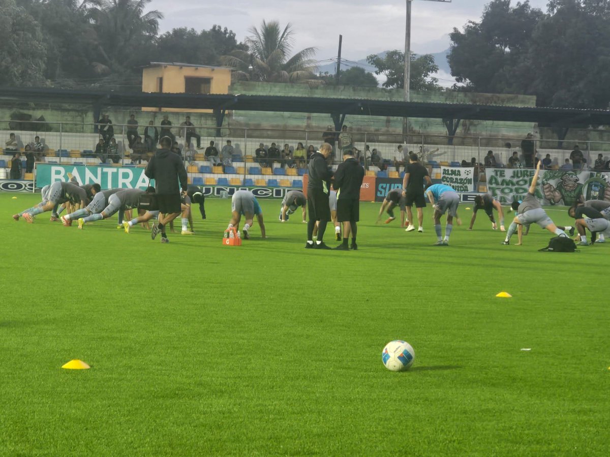ZPanzaVerde's tweet photo. Salimos a calentar a la cancha del estadio Pedro García Arredondo #VamosAntigua https://t.co/JmkyXfnAMn