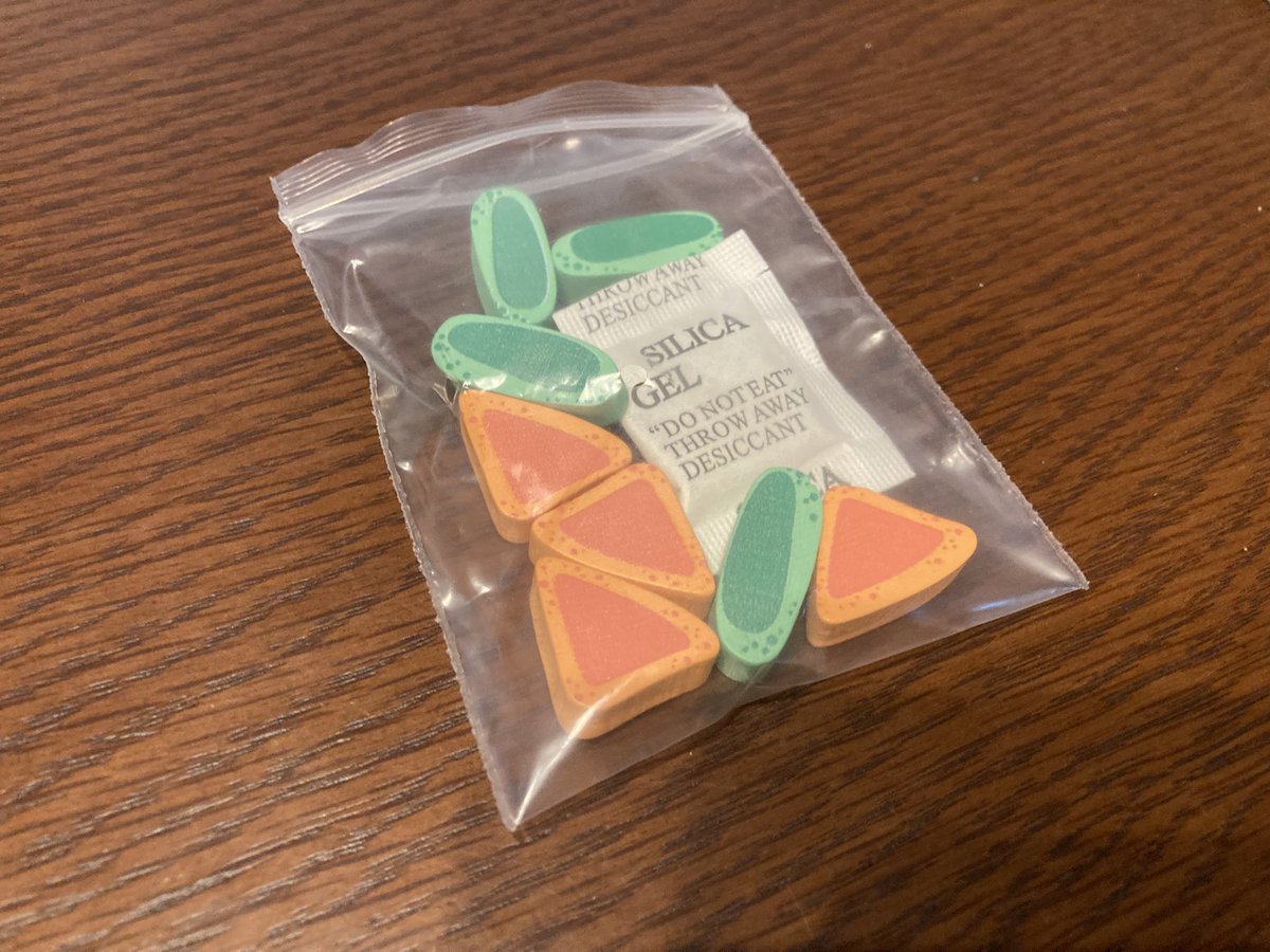 graymatter99's tweet photo. アクアガーデン公式推奨収納で全拡張収まったー

その際オレンジと緑のナマコみたいなの余ったんだけどこれ何でしたっけ？
教えて有識者！ https://t.co/AfiYI4JZ1k