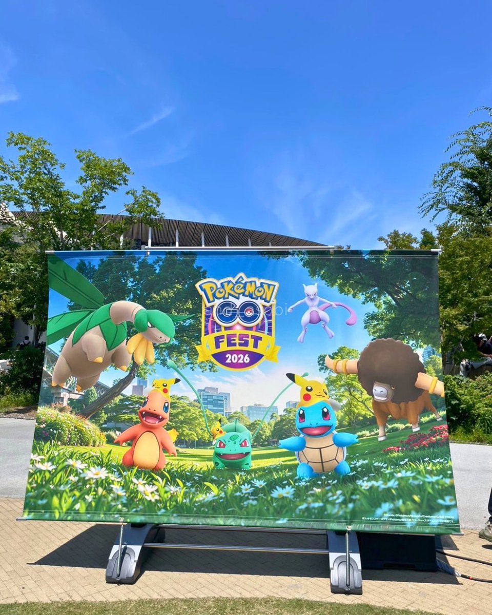 and_asobi's tweet photo. 昨日の明治公園の巨大フォトスポット！青空にミュウツーたちが映えてて最高だった☀️今日の仙台会場までは行かないけど、近場でお祭り気分を満喫してきます👟熱中症に気をつけて今日も楽しもう！ #PokemonGOFest2026 #ポケモンGO https://t.co/3MphSbsDFp