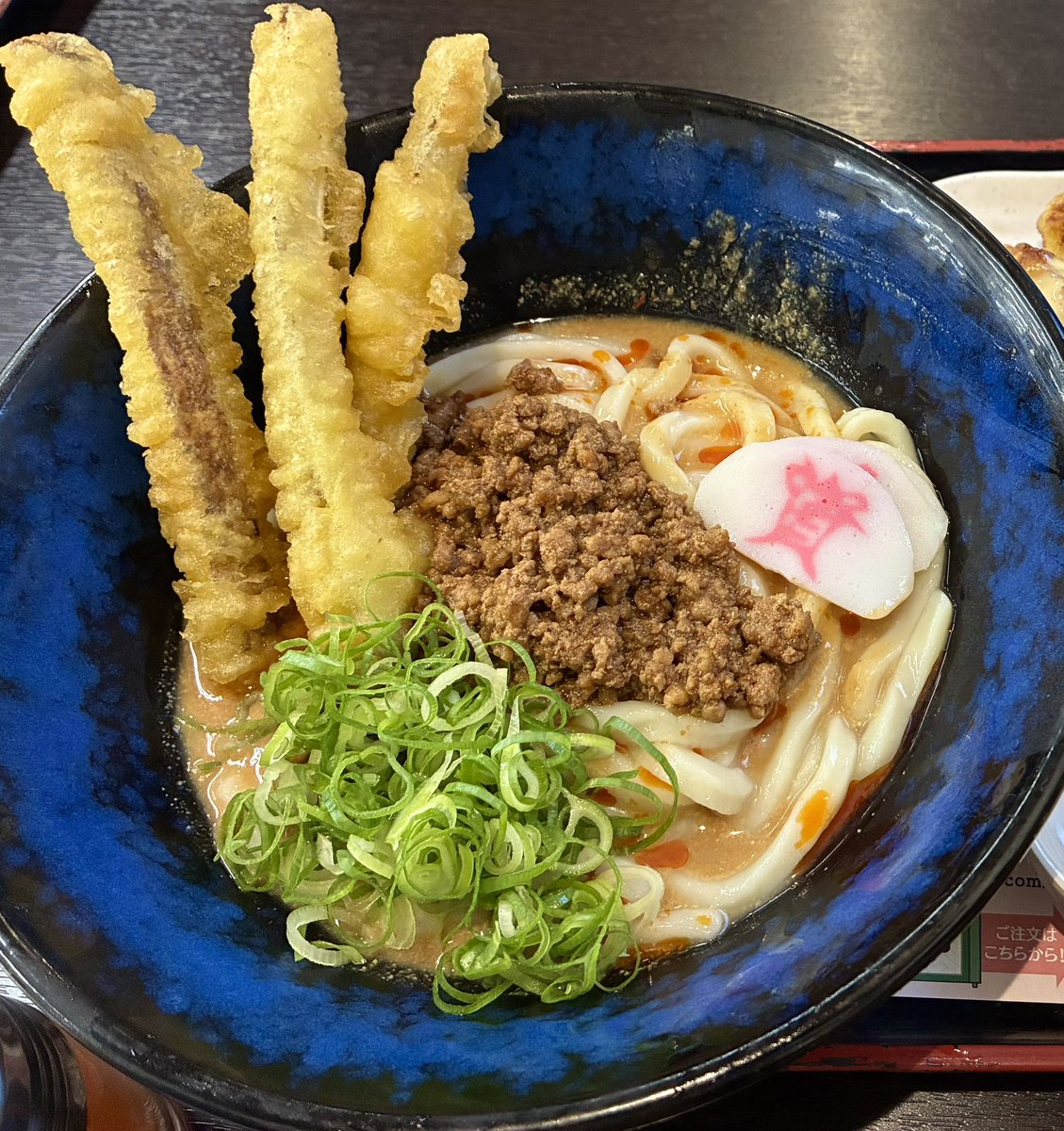 sukesan1976's tweet photo. 【5年ぶりに復活なんです！】

#資さんうどん 店舗にてご提供中の「冷やし担々うどん」

2021年以来、5年ぶりに復活なんです✨️

濃厚ごまだれにラー油のピリリとした辛み、そして、モチモチうどんがよく絡みます。

お好みで、別添の「山椒」を入れて、お楽しみください🙌

今日も福岡県は40℃に迫る暑さ予報ですが、冷たいうどんで喉越し、味わいをぜひ、ご堪能ください✨️
