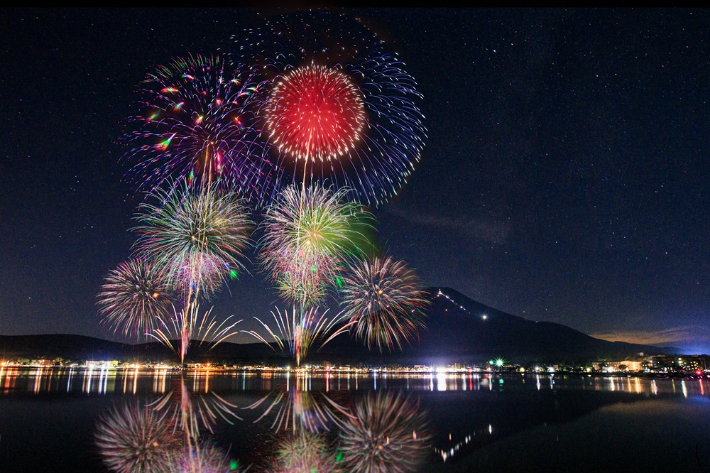 yamanakakokanko's tweet photo. 毎夏、富士五湖の花火大会のトップを担う報湖祭の開催が決定いたしました🎆

★日時：8/1(土) 20時打ち上げスタート
★打上箇所：山中地区（1カ所のみ）
★出店場所：山中湖公共駐車場(山中地区)

イベント詳細はホームページをご確認ください🔍
https://t.co/6yLy6LpxYA https://t.co/PaRBXEfxNc