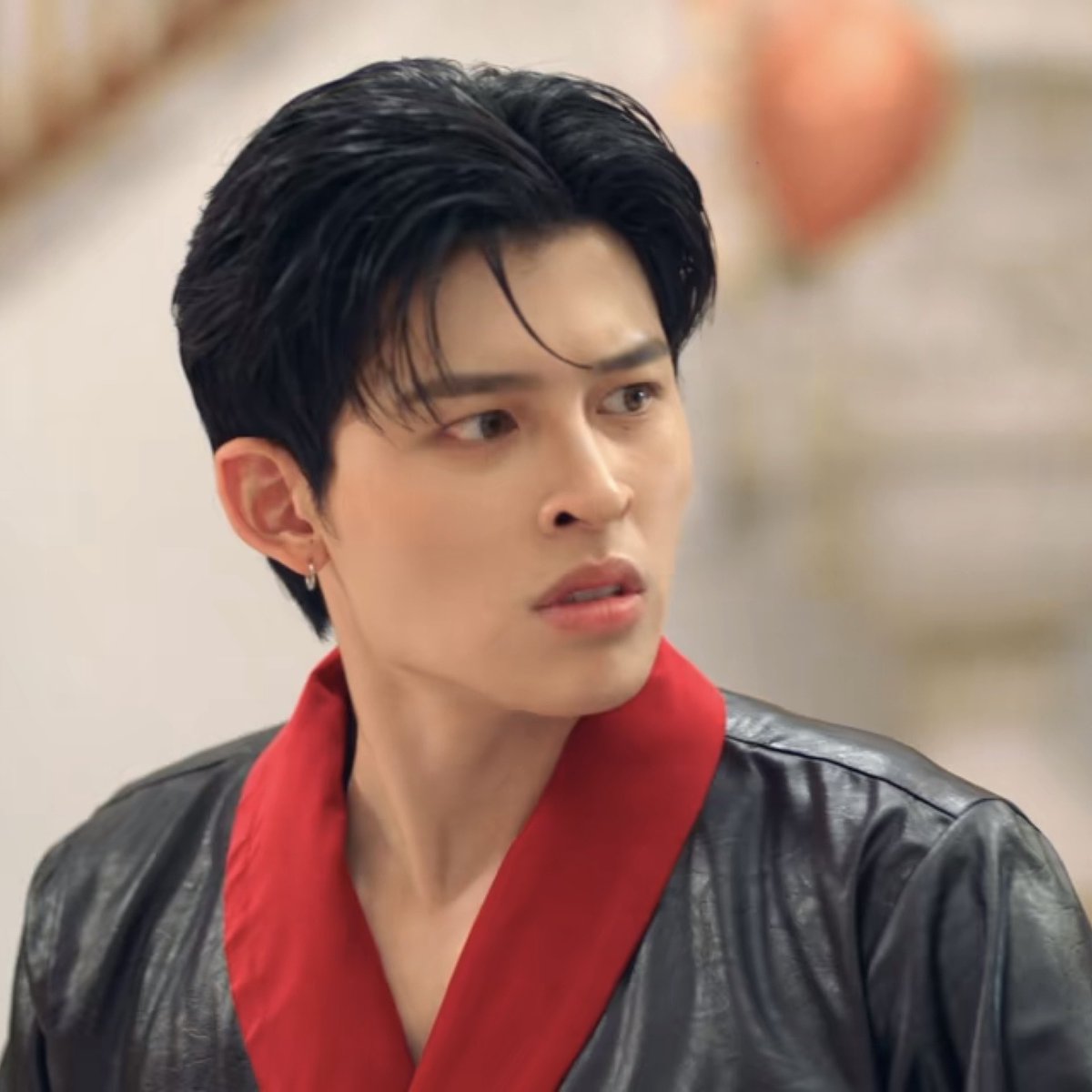 amhappie's tweet photo. อันนี้รู้สึกเอง อินเองนะ ดิสเคลเมอร์ก่อน 55555555 คือรู้สึกว่าปอนด์เก่งในการแสดงความ intense ทางอารมณ์ ทางสีหน้า ใส่หมวกพี่เคียนของลูกพีช และธีรกิต อาร์เซ่นี่ ถึงจะคนเดียวกันแต่แยกชัดเจนมากกก และชั้น as a ดูก็เกทถึง situation ของซร.ได้ทันทีอะ

ตอนอยู่กับลูกพีช จะไม่มีมาด จะคือตัวเอง รู้สึกอะไรแสดงออกทั้งหมด ไม่ฟีลเตอร์ transparent 100% แสดงออกตรงๆกับความรู้สึก ให้รู้ว่านี่คือพี่เคียนของเธอ

ตอนเป็นคุณธีร์ก็จะมีมาดในแบบผู้บอ ที่แบบนิ่งขึ้นมาก ดูออกว่ามีฟิลเตอร์ในการแสดออกมากขึ้น คีพคูล เหมาะสมกับผู้ดำรงตำแหน่งสูงสุดของบอ

คือชอบการแบ่งสีหมวกคาแรคเตอร์ของปอนด์ทั้งที่เป็นคนเดียวกันให้คนดูเห็นอย่างชัดเจนมากๆอะ ของดีพูดเลยยย เก่งมากปอนด์ เก่งมากจริงๆ ซูฮกกก 

#PeachAndMeSeriesEP1 
#ppnaravit