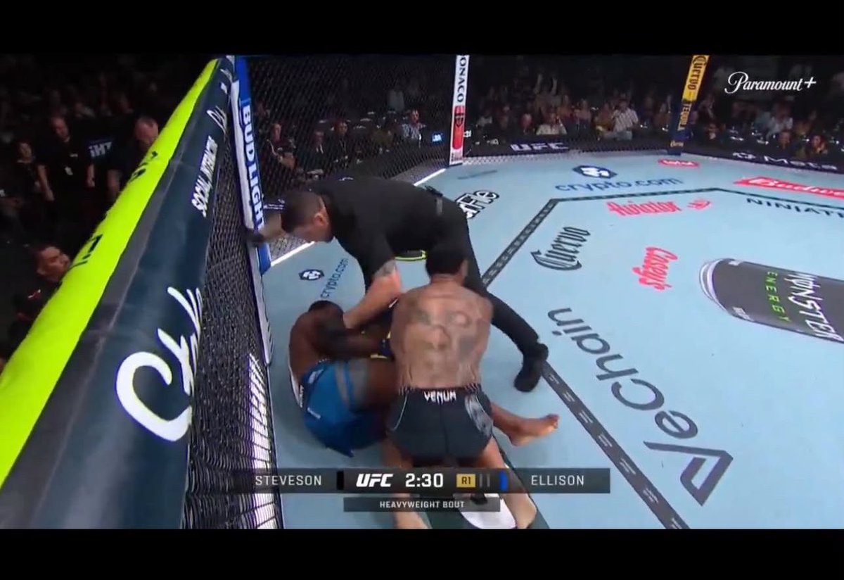 LAH_VONNN's tweet photo. How is this not a finish at 2:30 @ESPNBET @danawhite @ufc https://t.co/Pb4we0BVXl