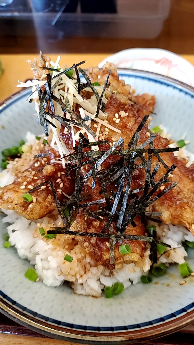 Sasurai21's tweet photo. レストラン蓮味
📍千葉県山武市
🐟いわし丼
　 いわしだんご汁
​はしご🐟いわしツアー！
だんご汁変更は大正解だし、ここもうまくて箸が止まらない…！🤤
併設の道の駅で旬の🌽と枝豆もゲットして、完全にお腹いっぱいで大満足のいわし尽くし🏍️💨ツー😁
​ごちそうさまでした🙏🏻 https://t.co/IUQ5eMUtZR