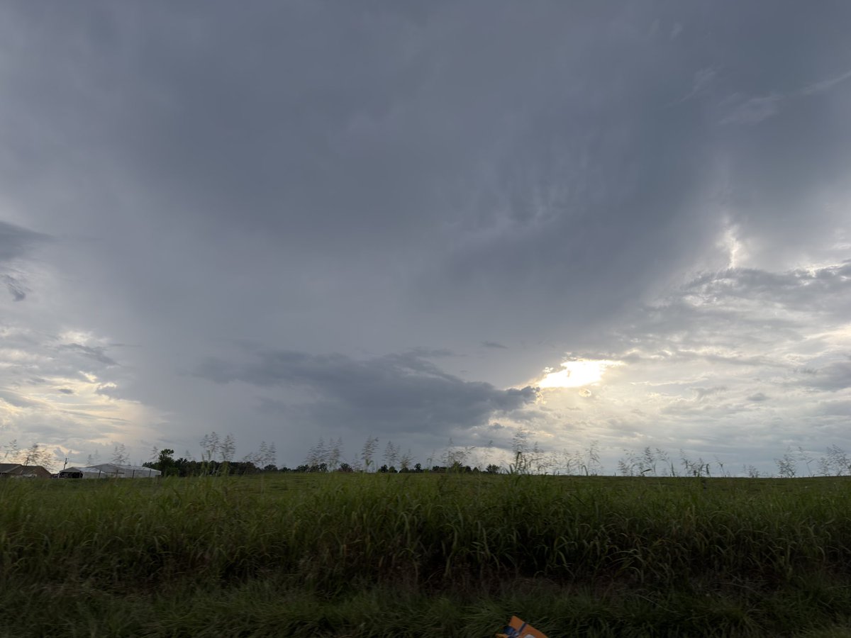 SmokeH18's tweet photo. @0meterChasers @I65WxSils @Dom8317 Mammatus over Munfordville direction, same over Hodgenville, storm clouds/rain shaft looking south towards Bowling Green! https://t.co/kEYfj4IIuW