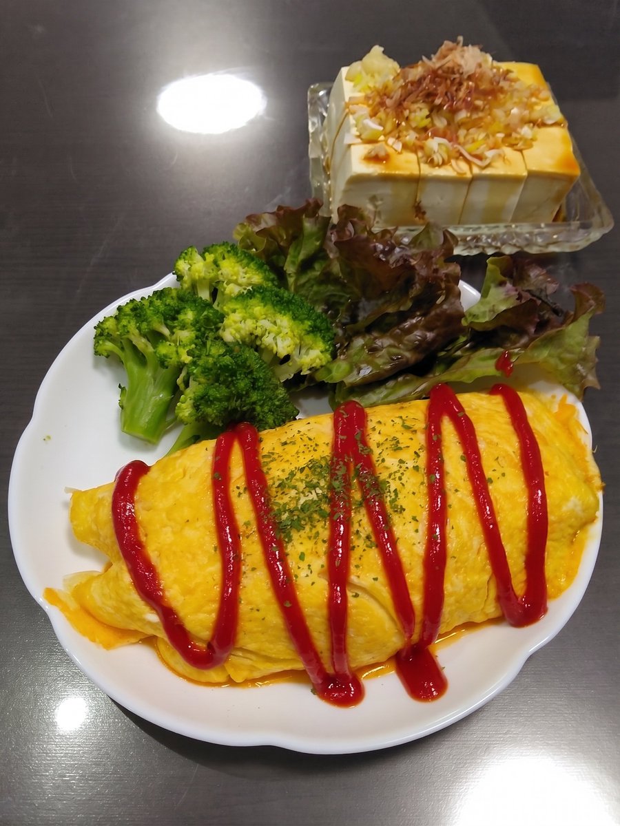 KB_Rule's tweet photo. 昨日また編集中に寝落ち🙃
昨日の晩御飯は挽き肉のチーズ入りオムレツと冷奴🤤
あと母親が買ってきたパン🤭
店のやつじゃないけど、ホットドッグ食べるの10年以上ぶりくらいかな🤔
味はまぁ普通でした🙂 https://t.co/1i8kgRwOIj