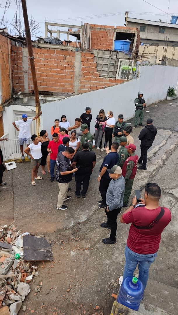 CmdtPACCopaDOro's tweet photo. ¡Unidad y despliegue estratégico en La Lucha! 🇻🇪💪🏼 Hoy #11Julio estamos en la parroquia Urimare (La Guaira), supervisando la atención directa a las familias afectadas por la emergencia. https://t.co/1ZnjIbGSPN
