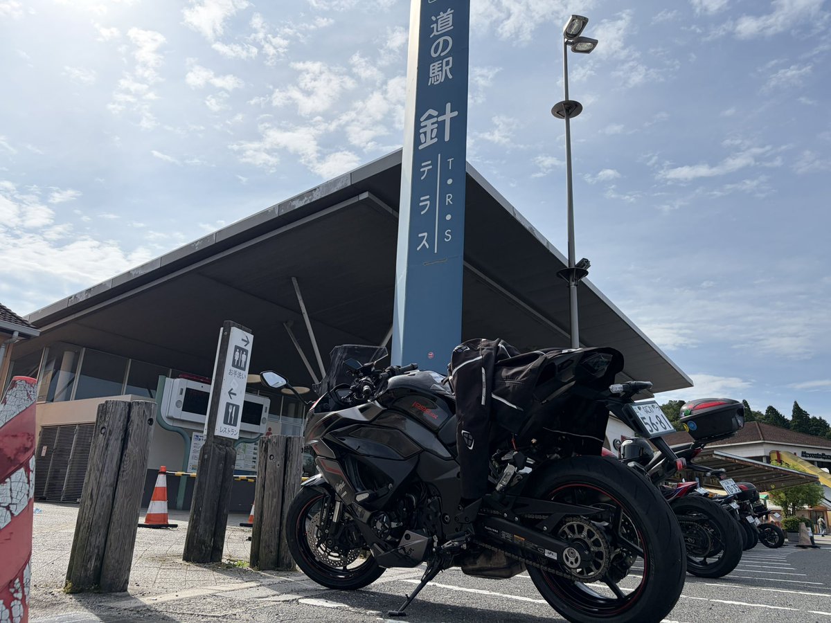 mthr0701's tweet photo. 梅雨明け久しぶりのおバイク🏍️なので、
バイクのチェック✅と人の慣らしで、何時もの散歩コースをツーリング😊
朝早く出発しましたが、凄く暑い🥵
#Kawasaki 
#Ninja1000sx 
#道の駅針テラス 
#道の駅みなみやましろ村
 #ｱﾗﾌｨﾌﾘﾀｰﾝﾗｲﾀﾞｰ https://t.co/WCtXPJ8vl4