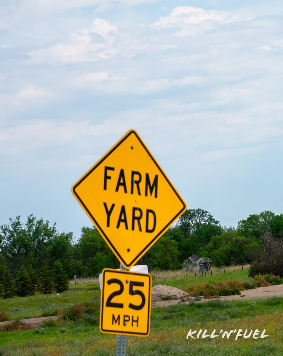 KillNFuel's tweet photo. Farm yard pace.

#Farm #RoadSign #NorthDakota https://t.co/TsnytFfY8z