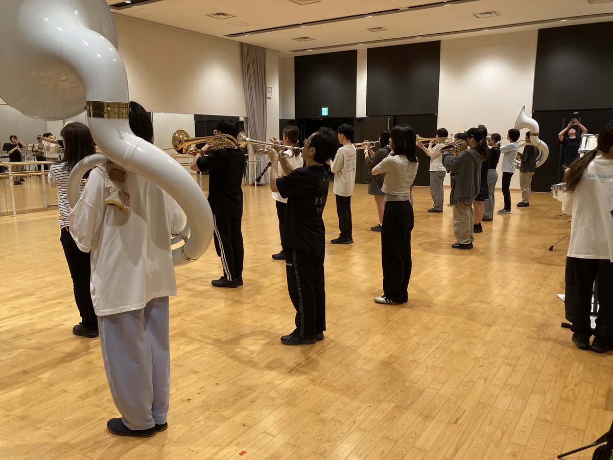 ConcertMarching's tweet photo. 【#HCB2026  Vol.24】
2部のステージドリルも大詰めの段階に入っています。マーチングは楽譜を覚えて動きを覚えてと大変ですが、その分本番後の達成感も半端ありません‼️
来週の定期演奏会是非お楽しみに😊

#浜松シティブラス
#吹奏楽
#マーチング https://t.co/uIjJML4ODZ