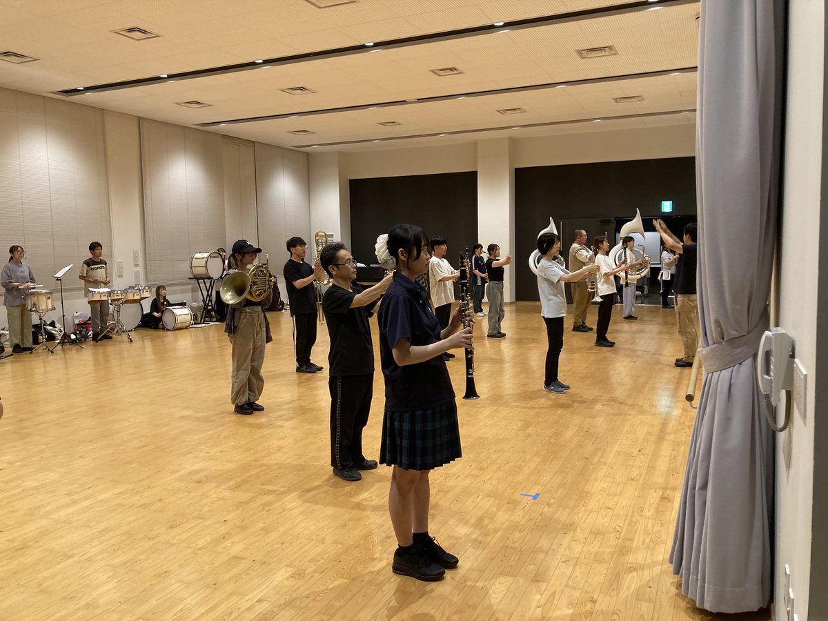 ConcertMarching's tweet photo. 【#HCB2026  Vol.24】
2部のステージドリルも大詰めの段階に入っています。マーチングは楽譜を覚えて動きを覚えてと大変ですが、その分本番後の達成感も半端ありません‼️
来週の定期演奏会是非お楽しみに😊

#浜松シティブラス
#吹奏楽
#マーチング https://t.co/uIjJML4ODZ