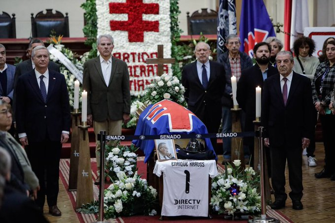 JzConstant's tweet photo. Polemica foto de funeral de krauss pretende remarcar y recordar a Chilenos que hay un supra poder, una elite que trabaja coordinada y coludida ?

#LeySuperRicos 

El debate esta que arde : 👇 https://t.co/YhftwBRSZx