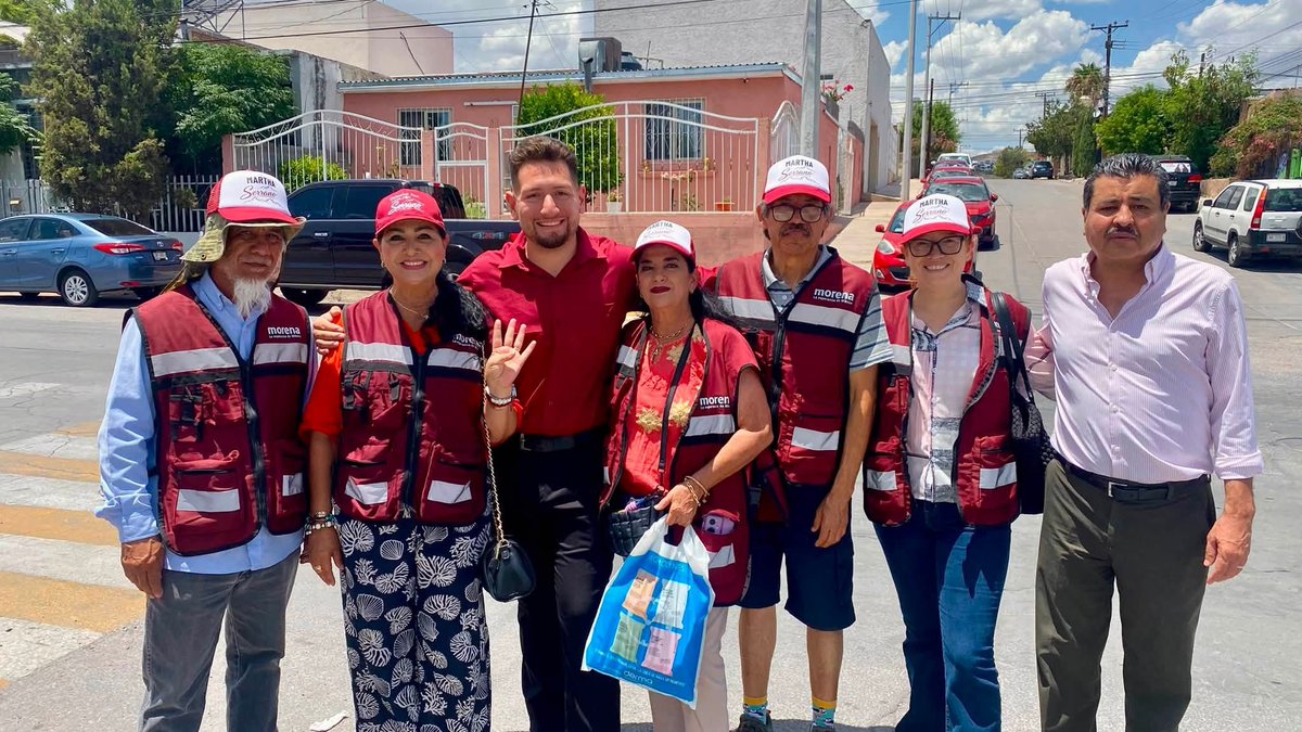 GabrieAndre1's tweet photo. Con el pueblo todo y sin el pueblo nada.

Esta mañana recorrimos el tianguis de la colonia Diego Lucero para escuchar a las y los comerciantes y vecinos, así como impulsar el relevo generacional y la transformación que Chihuahua merece. https://t.co/zzoGv0F064