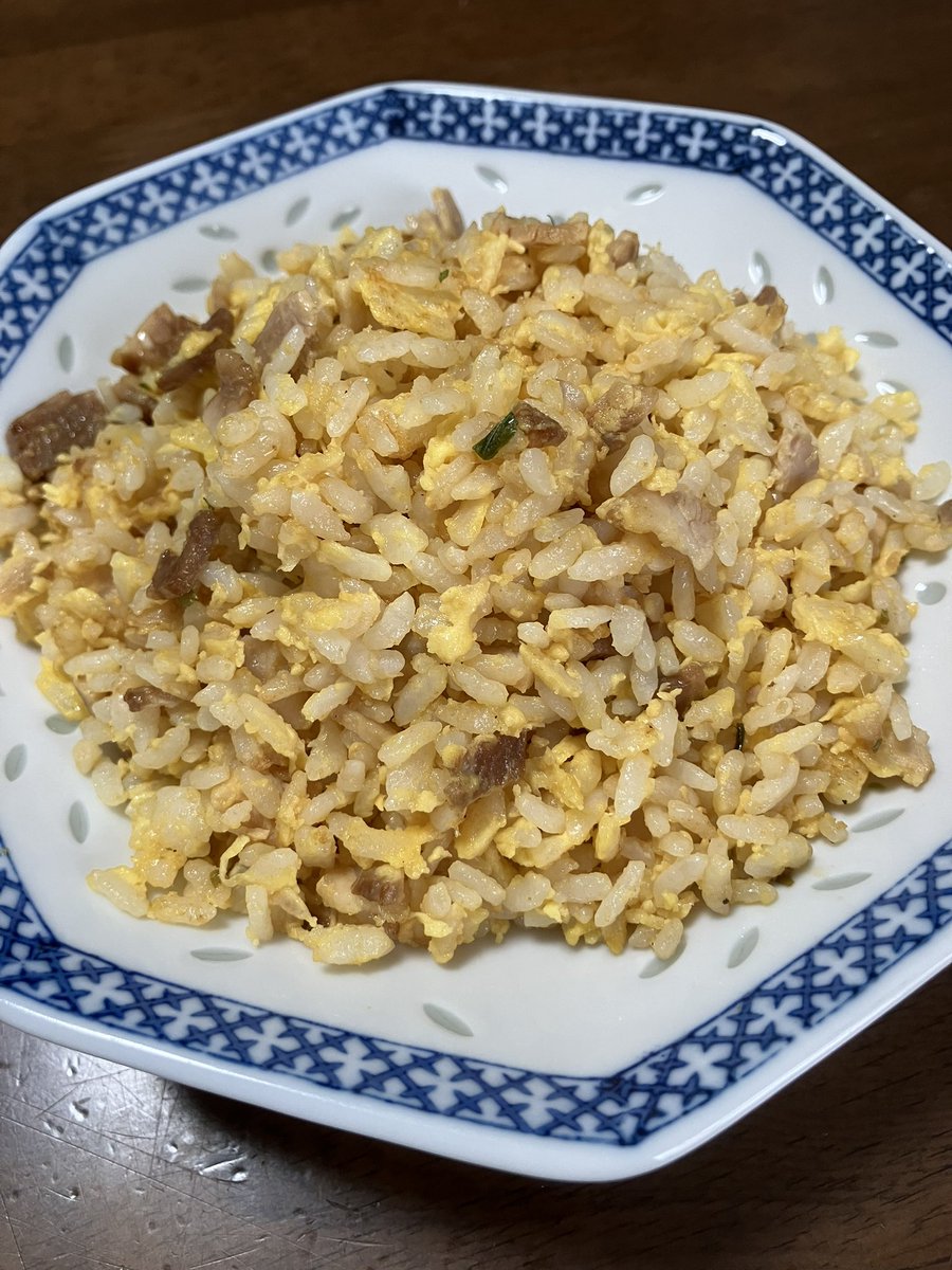 utan611's tweet photo. サッポロ一番しょうゆ味60周年記念
「サッポロ一番しょうゆ味炒飯の素」
こういうのに弱くて、ついついたくさん買ってゲットしました。
パラパラ黄金炒飯風にして朝から炒飯。
しょうゆ味の味がして美味しい😋
#サッポロ一番しょうゆ味　#炒飯 https://t.co/LmxJphIC4S