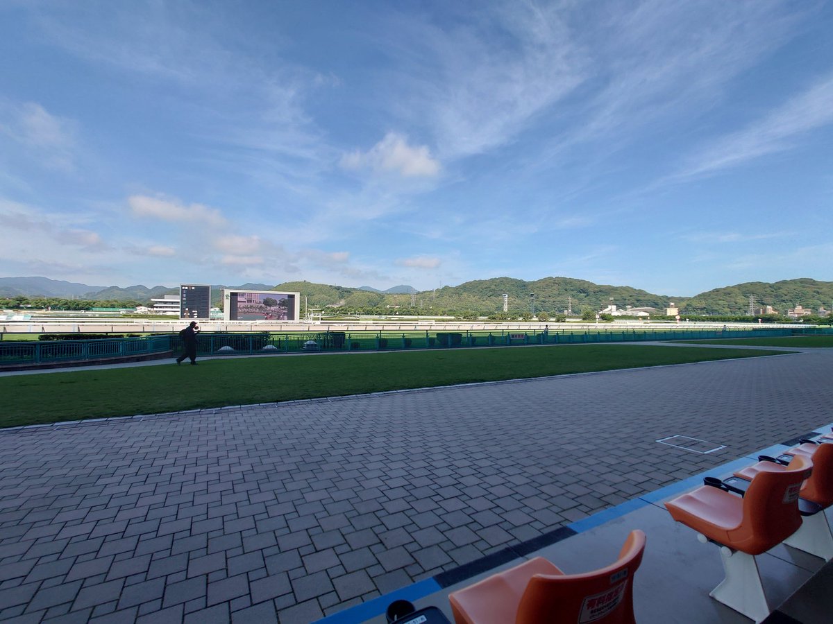 notostern's tweet photo. 小倉競馬来たぞ
座席全部指定席になっててびびったわ https://t.co/zvnnvxvrab