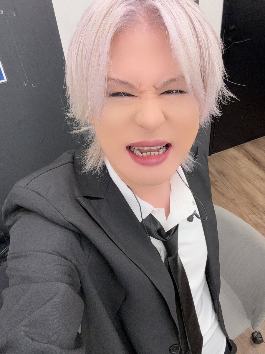 MinoShin_7th's tweet photo. TETSUYA 25th ANNIVERSARY LIVEで活躍した2本
メインはフェンダーメキシコとローランドの共同開発のVシステム内蔵ストラト、レギュラーチューニング
こちらフェルナンデスMT95DCにローランドのVシステムをぶち込んだ半音下げ用 https://t.co/MTVyMDY4Vj