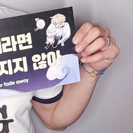7sung4eeda's tweet photo. 아 안그래도 출국할 때 첨본 팔찌가 파란색이라..
부적템(new) 생겻나.. 했는데
공연할 때는 또 안하고
마치자마자 또 챙겨 끼고..?
심지어 팬던트는 노랑색...? 몬데... https://t.co/ANGTTZDg5T