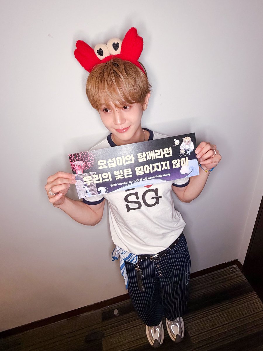 7sung4eeda's tweet photo. 아 안그래도 출국할 때 첨본 팔찌가 파란색이라..
부적템(new) 생겻나.. 했는데
공연할 때는 또 안하고
마치자마자 또 챙겨 끼고..?
심지어 팬던트는 노랑색...? 몬데... https://t.co/ANGTTZDg5T