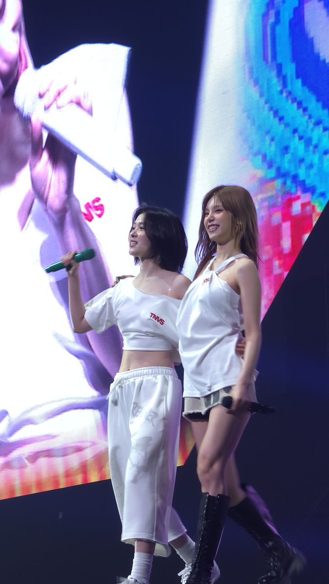 Neviemind's tweet photo. WHERE ARE MY RYEJI BIASES

#ITZY_TUNNELVISION_MANILA #ITZY_TUNNELVISION #ITZY_TNVS 
#ITZYinManila #ITZY #YEJI #RYUJIN https://t.co/zFaEM9lMAd