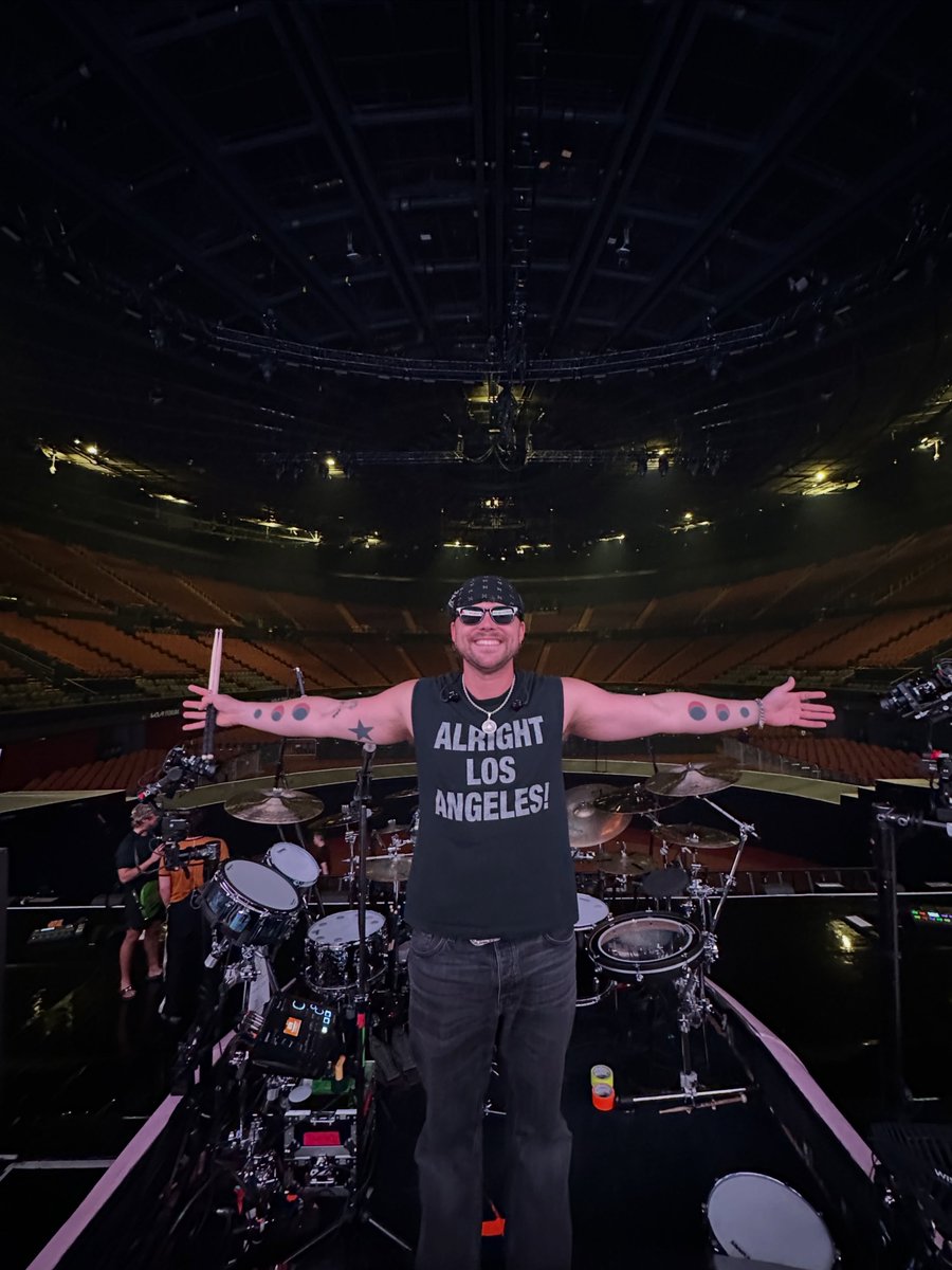5SOSUpdES's tweet photo. ◜📸◞ #INSTAGRAM — ¡NUEVO TANK TOP! 🤩 #AshtonIrwin compartió un nuevo post: ALRIGHT LOS ANGELES!!!!! Vamos a mostrarle a un Forum con entradas agotadas de qué estamos hechos esta noche. ¡Los amo a todos!
🔗: https://t.co/b5Q19ccCv8
#LAIsAStar #EASLA #EASTour https://t.co/dH6sghcSfo