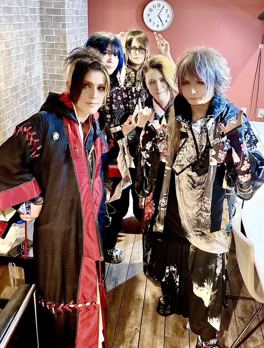 Nobu_Drummer's tweet photo. 昨日エマージェンザ決勝でSHAMI SEVENの応援をして頂いた皆様ありがとうございました！

150組ほどのアーティストが競い合ったコンテストの中、初出場で5位という結果となりました。

この結果だけでも努力した意味は十分にあるが優勝しか見てなかっただけに悔しい、、、

更に燃えてきた🔥
頑張る💪 https://t.co/tHep2kchpJ