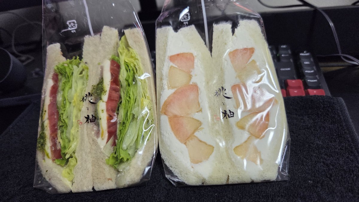 tapiapa's tweet photo. 今日サンド。カプレーゼ、桃 https://t.co/96IkZ2XZWH