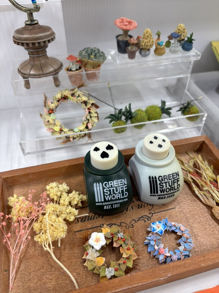 msmodelswebshop's tweet photo. おはようございます☀

東京ドールハウスショウ2026
2日目がスタートします▶️

紙創りさんは紙とは思えない仕上がりにご覧にいただけます。
グリーンスタッフワールドのリーフパンチにローリングピン、ツタに灌木などなど情景素材からマーカーまでいろいろあります‼️

本日もよろしくお願いします💪

#msmodels