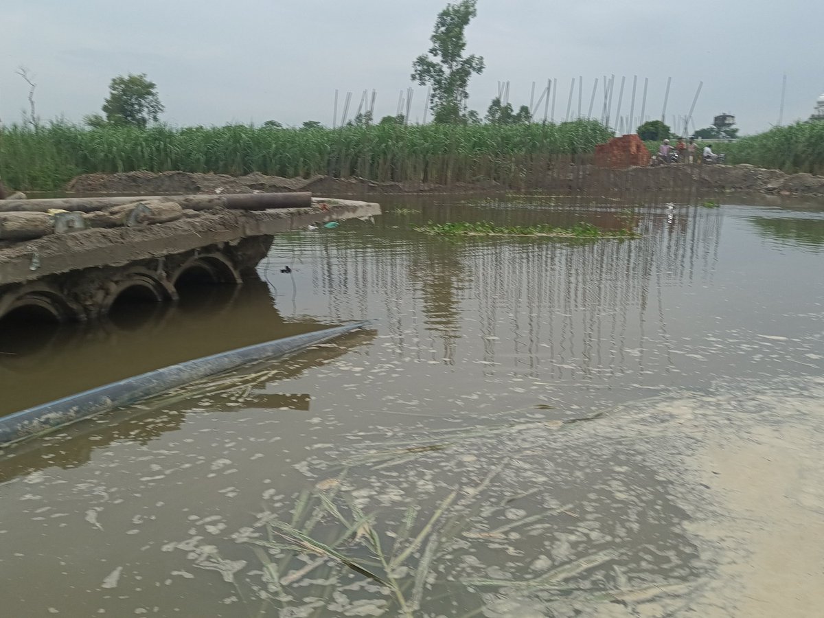 HusanMoajad's tweet photo. खीरी पलिया कलां
 की ग्राम पंचायत बबौरा के मजरा विष्नुपुर मे पीडब्ल्यूडी विभाग की एक बड़ी लापरवाही सामने आई है। विभाग द्वारा मानसून पहले निर्माण कार्य करना चाहिए था बरसात होने के कारण कई गांव के रास्ते हुआ बंद
@DmLakhimpur
@myogiadityanath @yadavakhilesh 
@CLakhimpur https://t.co/Ohv9v0QAFb
