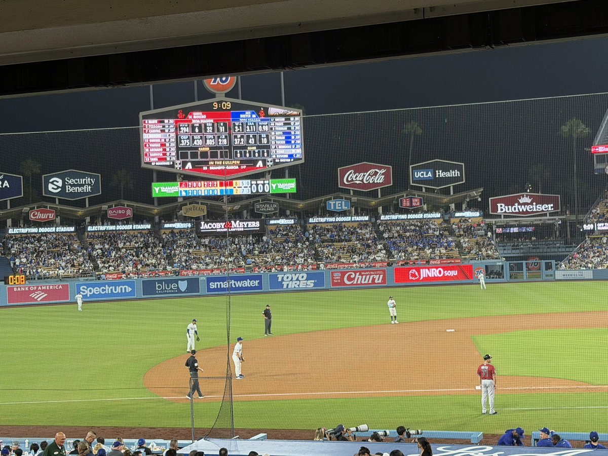 takemosu3's tweet photo. ベースボールがかなり上手い人たちの試合を観戦するために外国へ！👨‍🦰💦 https://t.co/WqKjRtJnTP