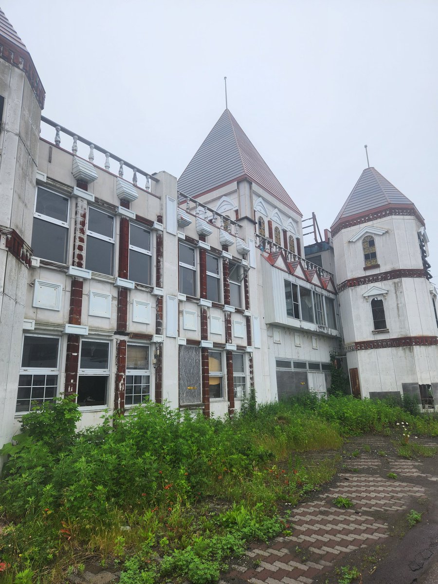 6H6MqKuYz5QtZM2's tweet photo. おしゃれなファミリーレストランですね！昔はこんなお金のかかった建物を建てられたんですねぇ。 https://t.co/d93pAMipaV