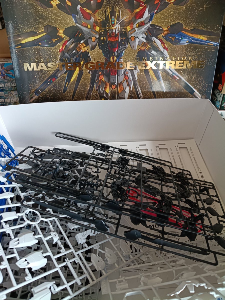 Zekegunslinger's tweet photo. ＃ガンプラ 二連続パーツ多いやーつ制作中、そして残り２つもパーツ多いやーつ https://t.co/rDMmIaI36F