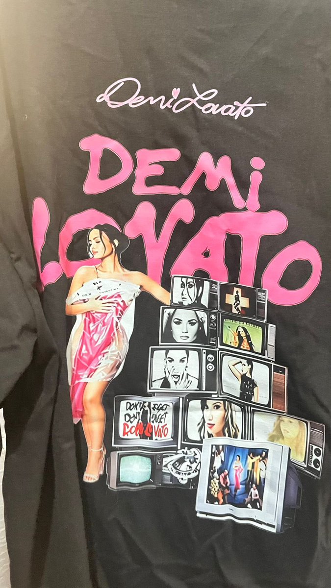 lovatocrf's tweet photo. eu jurando que tinha sido azar meu e só minha camisa tinha vindo esse bagaço mas percebi que a porcaria foi coletiva https://t.co/u9m5fY1e0c