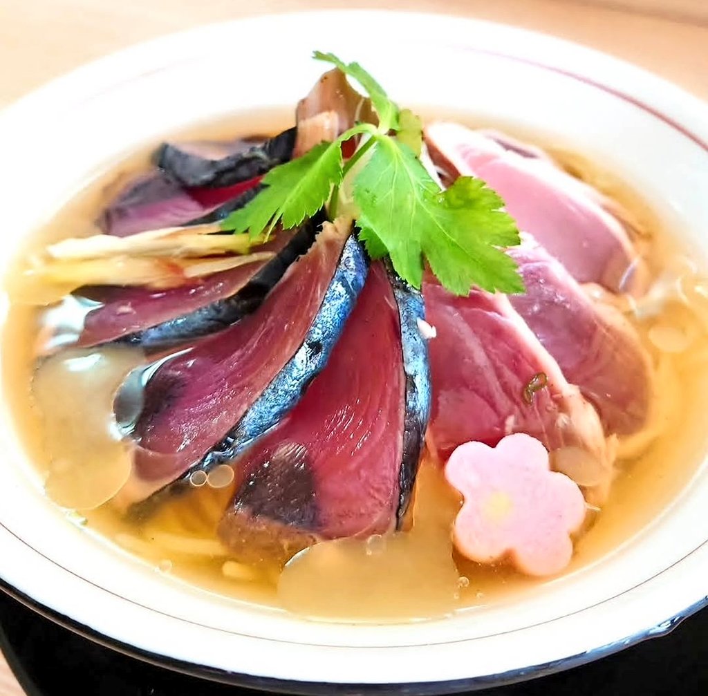ramenkaiho's tweet photo. 🐟️牧野カツオは7/21㈫までの限定です🐟️
カツオ増しでご注文頂くと〆の出汁茶漬けまでメイン級にお楽しみ頂けます🥰
残しておいた具材をご飯に盛り付け
上からスープをかけて召し上がれ💞 
(スープにinではなく温かいご飯にスープをかけると表面に固まってきている鶏脂が溶けて美味です！) https://t.co/7yMjwh2Sly