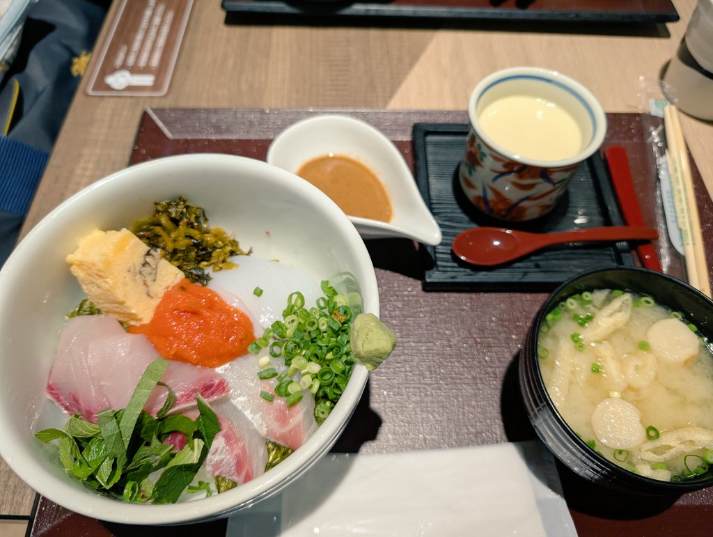 XZtfle_on08's tweet photo. 朝ご飯
本当にクロミのアフタヌーンティーに来ただけになってしまった😁
アフタヌーンティー終わってそのままニューオータニにチェックインしてダラダラダラ過ごして1日終わってしまった
眼鏡無いからよく見えないし
クロミちゃん可愛い
では
帰ります✈️ https://t.co/xuUazUjD6c