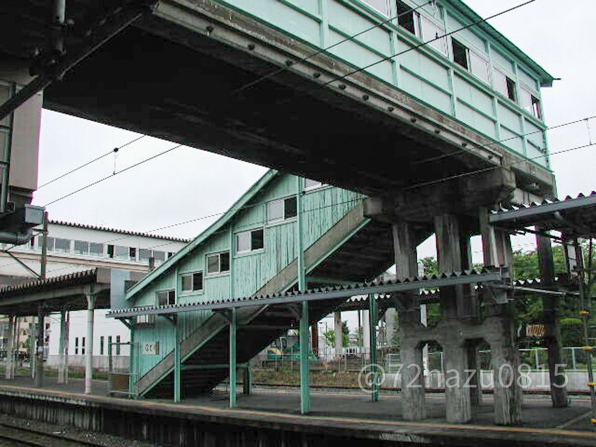 72nazu0815's tweet photo. 23年前の今日撮影。
橋上駅舎に切り替わって1週間後の名取駅。
まだ旧駅舎の一部と仮駅舎のプレハブが残っており、緑色の跨線橋も封鎖されてますが残されていました。
この橋上化で自動改札機が入り、この年の10月にSuica導入、4年後には空港線が開業。
一気に近代化しました。
2003年7月12日撮影 https://t.co/cHQr03W2sH
